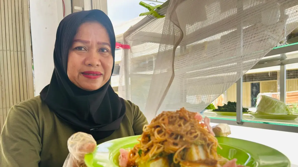 Ervina, pengelola rumah makan Dapur Ka Oca menunjukkan lontong pakis campur kuah kacang yang akan disajikan ke pelanggannya di Bengkong, Minggu (19/7/2026). F Chahaya Simanjuntak/Batam Pos