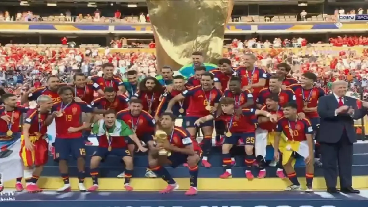 Para pemain Spanyol merayakan keberhasilan menjuarai Piala Dunia 2026 usai mengalahkan Argentina 1-0 lewat gol Ferran Torres pada babak perpanjangan waktu di final yang berlangsung di New York New Jersey Stadium, Senin (20/7) dini hari WIB. Foto: Tangkapan Layar Yacinr.TV by beinSport