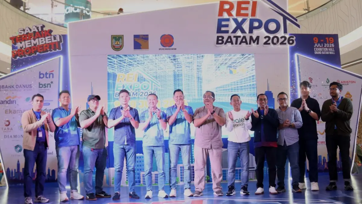 Ketua DPD REI Khusus Batam Robinson Tan bersama pengurus dan undangan menutup pameran REI Expo di Grand Batam Mall, Minggu (19/7) . F Cecep Mulyana/Batam Pos
