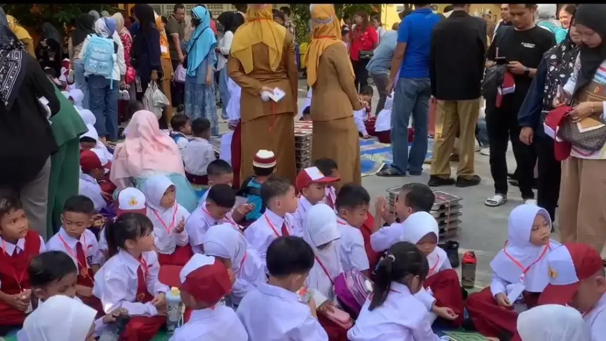  Murid baru SD Negeri 006 Tanjungpinang Timur mengikuti hari pertama Masa Pengenalan Lingkungan Sekolah (MPLS), Senin (20/7), didampingi orang tua yang mengantar anak ke sekolah. F. Mohamad Ismail/Batam Pos 