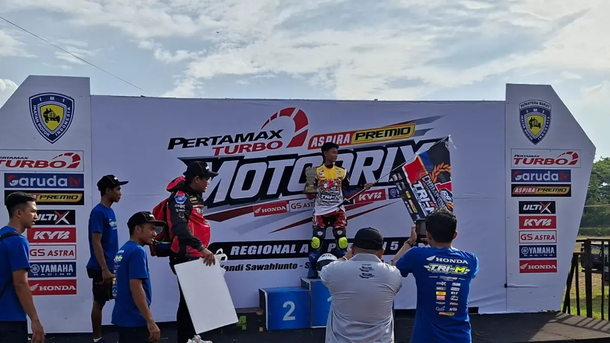 Pandawa Ozora berdiri di podium setelah sukses mencatat sejarah dengan meraih gelar Juara nasional balap motor, Motoprix 2026. F ist untuk Batam Pos