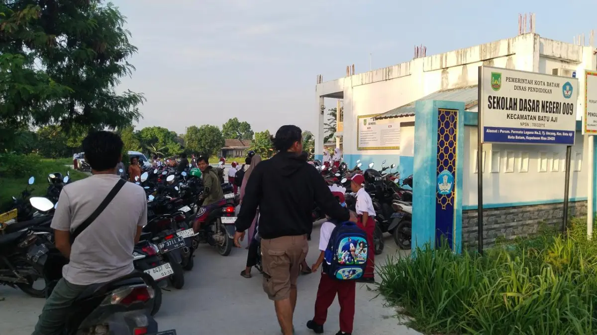 Para orangtua mengantarkan anak mereka ke sekolah di SDN 009 Batam di hari pertama sekolah, Senin (20/7/2026). F Eusebius Sara/Batam Pos