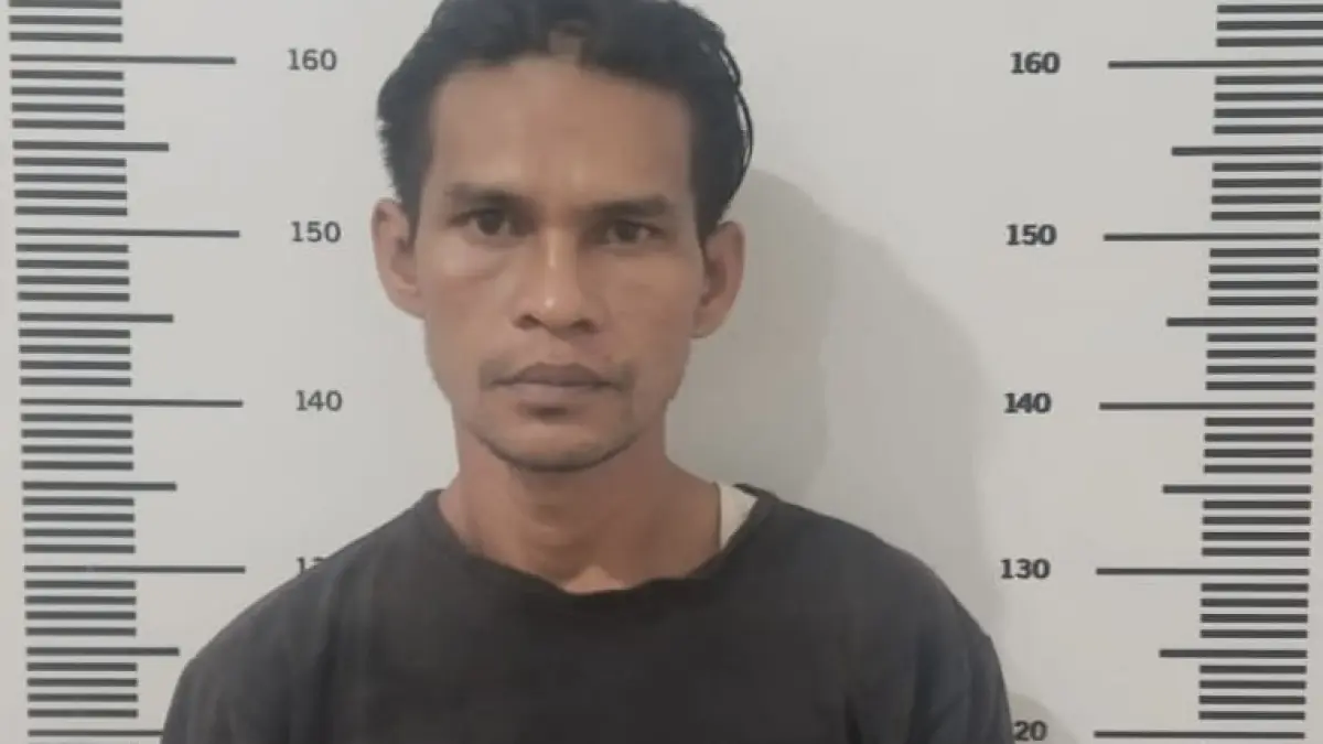 Pelaku raya besi, HJS usai diamankan di Polsek Sagulung. F Ist/Batam Pos