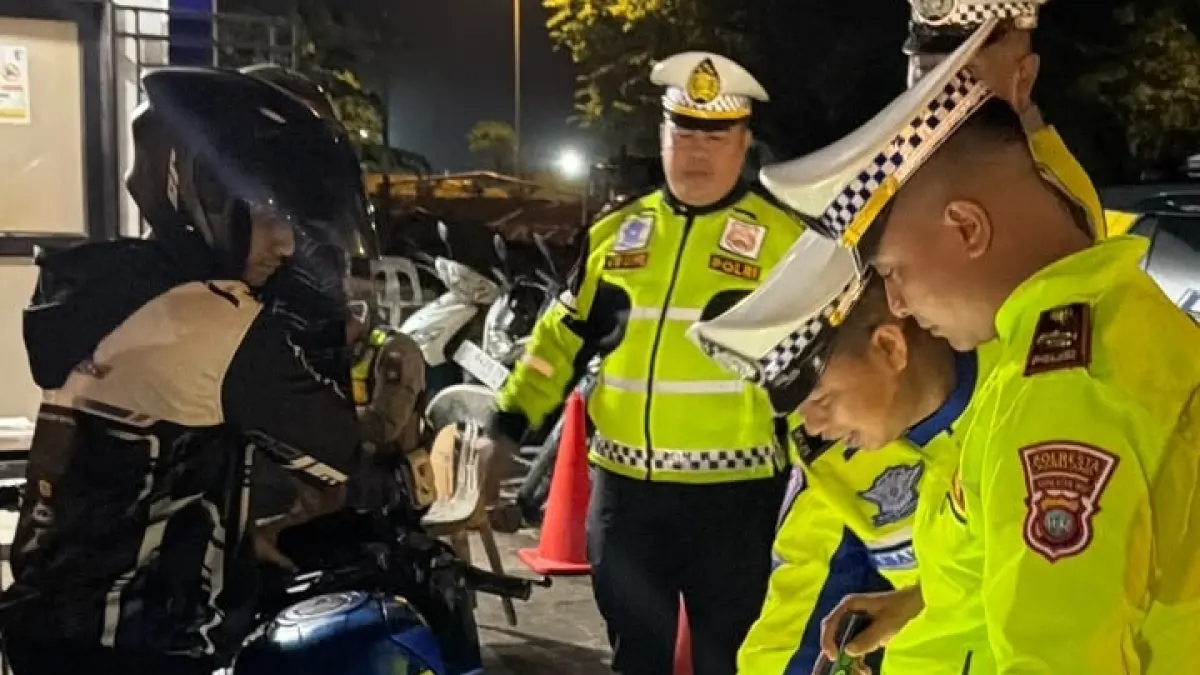 Personel Satlantas Polresta Barelang menunjukkan motor berknalpot brong yang ditindak di Simpang Kepri Mall, Sabtu (18/7) malam lalu. F Yudhi untuk Batam Pos