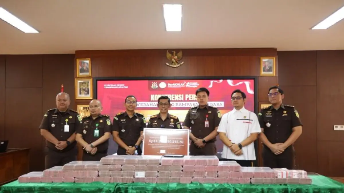 Kepala Kejari Tangerang Selatan, Apreza Darul Putra (tengah) menunjukan barang bukti uang senilai Rp14,2 miliar dari hasil penanganan perkara tindak pidana Informasi dan Transaksi Elektronik (ITE) terkait operasional pinjaman online (pinjol) di Tangserang Selatan, Banten, Senin (20/7/2026). F. Antara