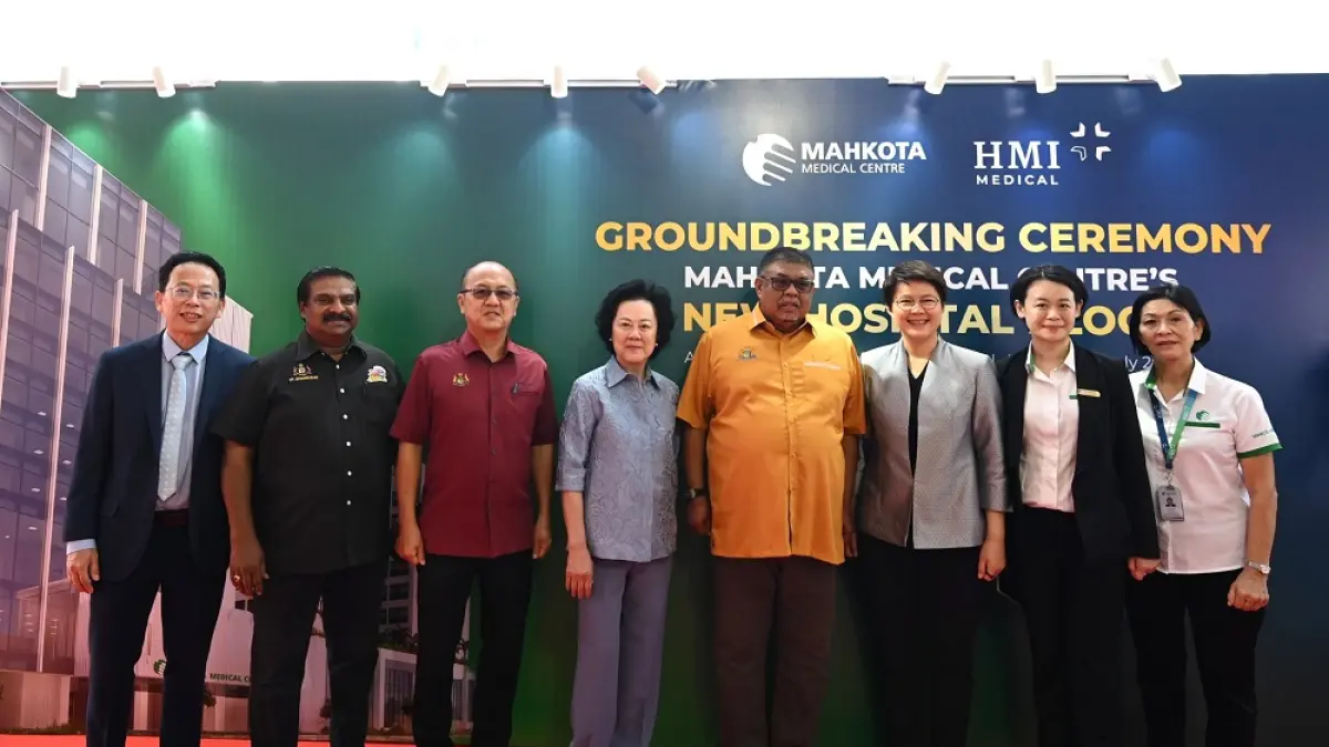 Foto bersama Chief Executive Officer Mahkota Medical Centre, Tek Chin Yee, dan segenap manajemen rumah sakit usai peletakan baru pertama Mahkota Medical Centre, Selasa (21/7/2026). Foto: Istimewa