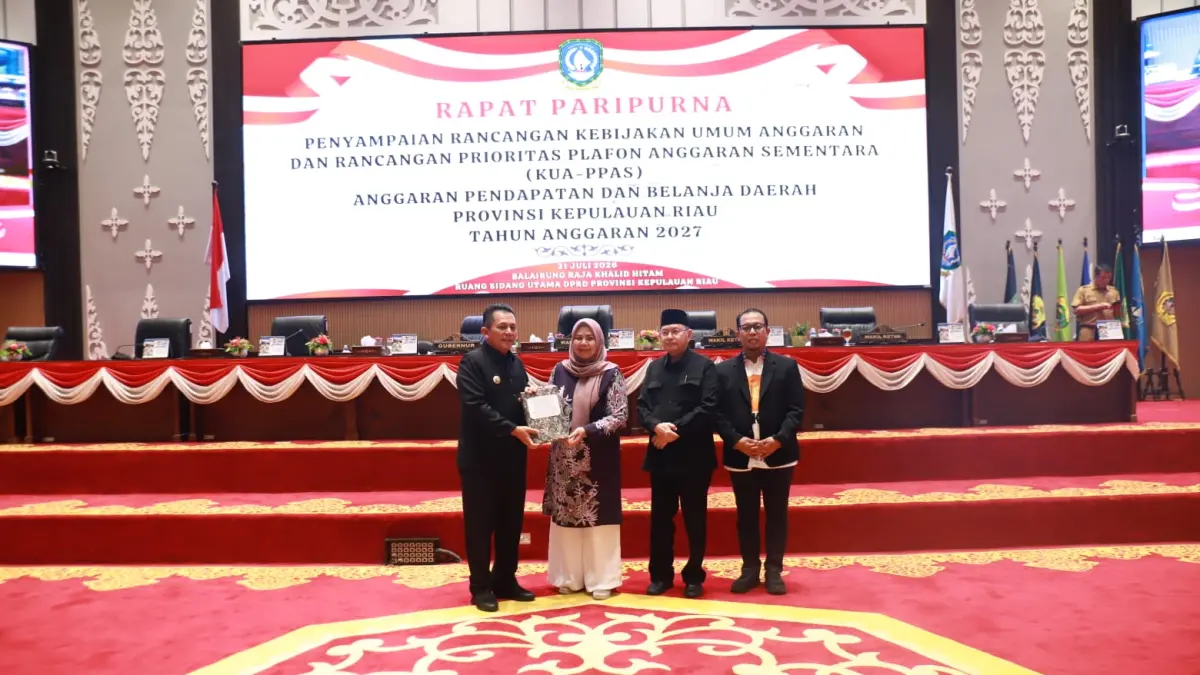 Gubernur Ansar saat menyerahkan Laporan Rancangan KUA-PPAS APBD Kepri 2027 di Gedung DPRD Kepri, Selasa (21/7). F. Mohamad Ismail/Batam Pos