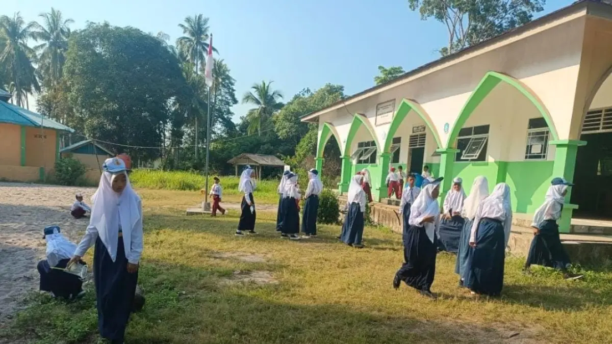 Kegiatan hari pertama sekolah di SMP Kelas Jauh Desa Tukul, Kecamatan Bakong Serumpun, Lingga pada Senin (21/7). F. Diskominfo Lingga