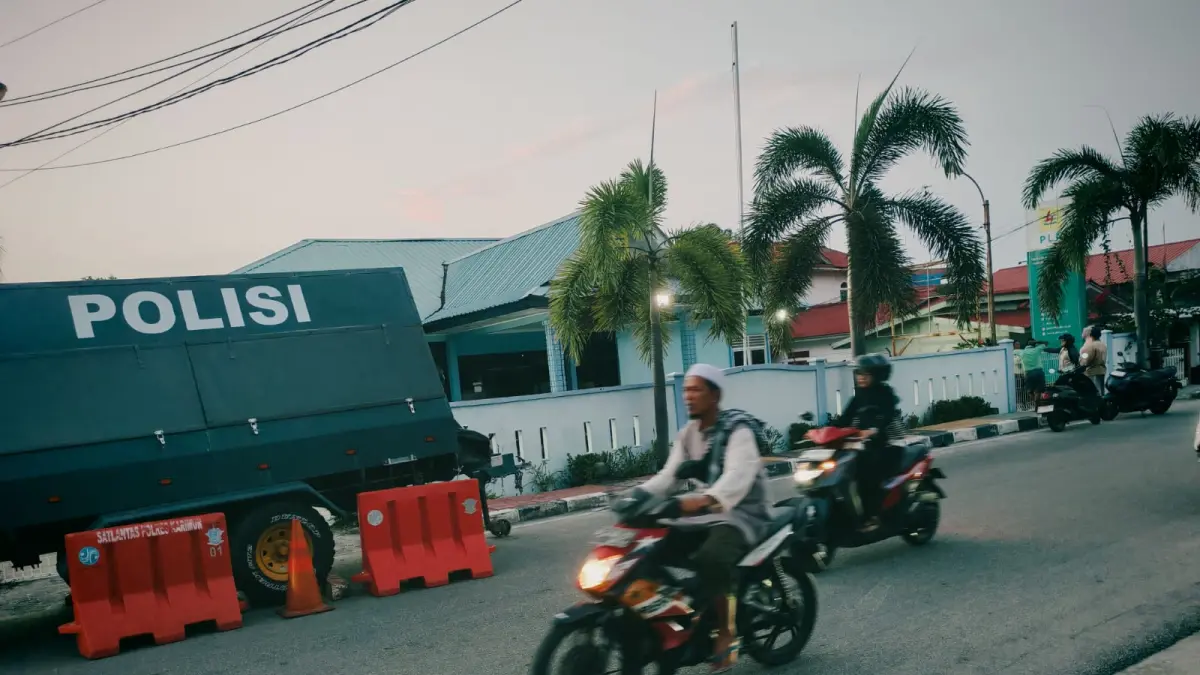Kendaraan patroli Polres Karimun bersiaga di Kantor Unit Layanan Pelanggan (ULP) PLN Tanjungbalai Karimun sebagai langkah antisipasi selama gangguan kelistrikan berlangsung.