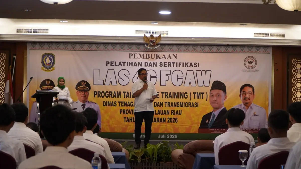 Kepala Disnakertrans Kepri, Diky Wijaya, membuka Pelatihan dan Sertifikasi Skema Tailor Made Training Las 4G FCAW, di Kings Hotel, Lubuk Baja, Selasa (21/7).