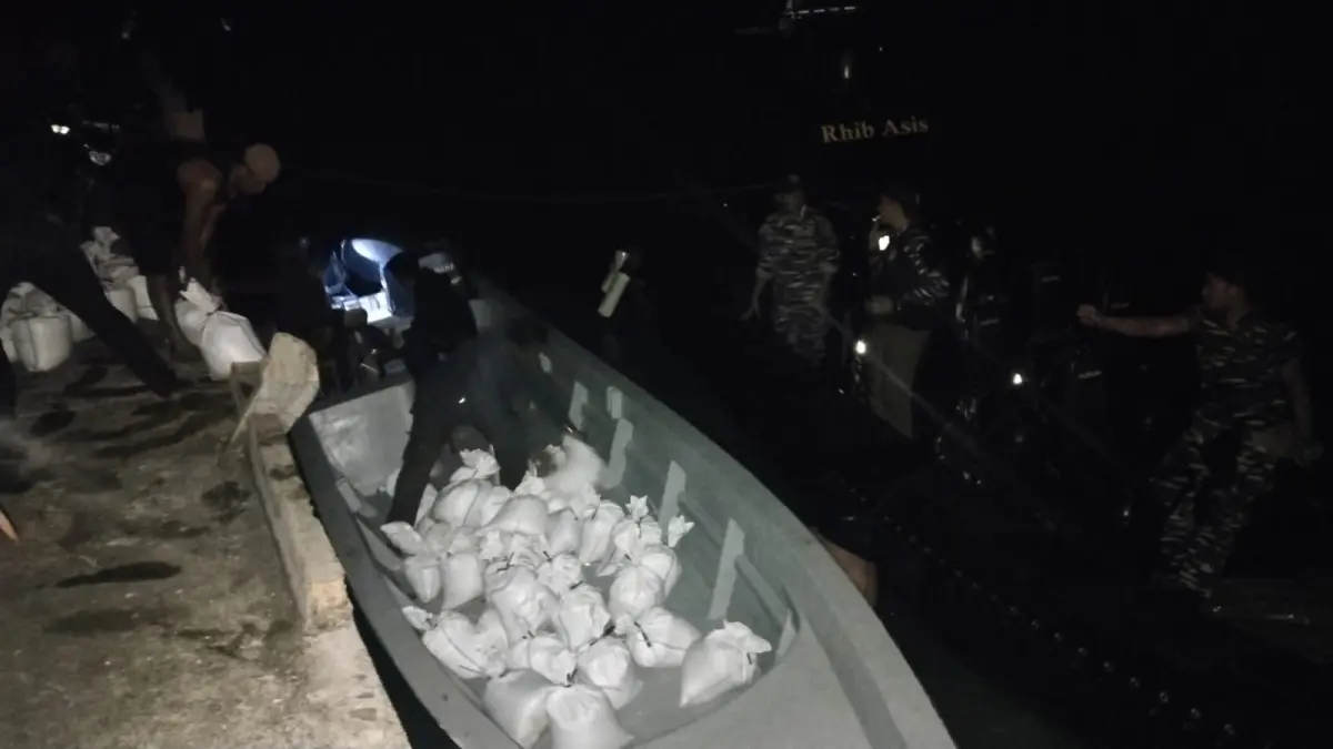  Komando Daerah Angkatan Laut (Kodaeral) IV di bawah jajaran Koarmada RI berhasil menggagalkan upaya penyelundupan 50 karung pasir timah seberat 1,9 ton yang diduga akan dikirim ke Malaysia melalui perairan Karimun.