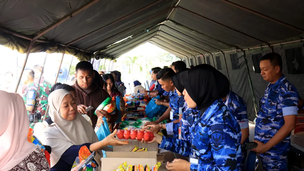 Pangkalan TNI AU (Lanud) Hang Nadim menggelar bakti sosial dalam rangka memperingati Hari Bakti TNI Angkatan Udara ke-79, Selasa (21/7).