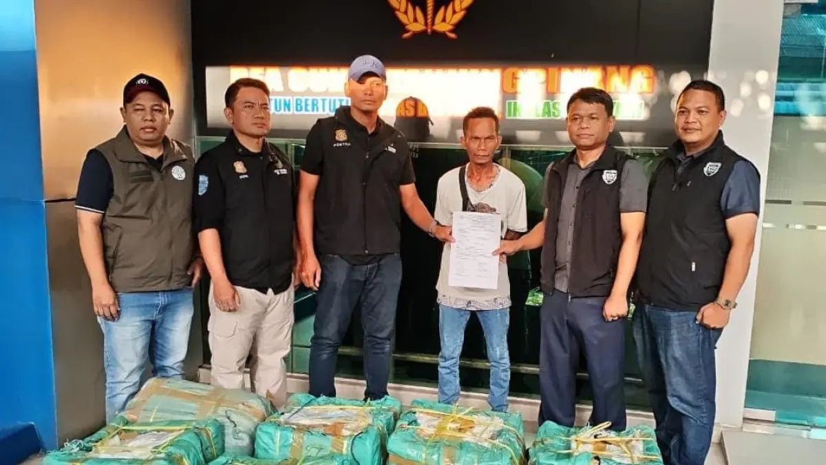 Petugas saat mengamankan kurir dan paket berisikan 216 kilogram sisik trenggiling bernilai Rp12,9 Miliar. F. Bea dan Cukai Tanjungpinang untuk Batam Pos