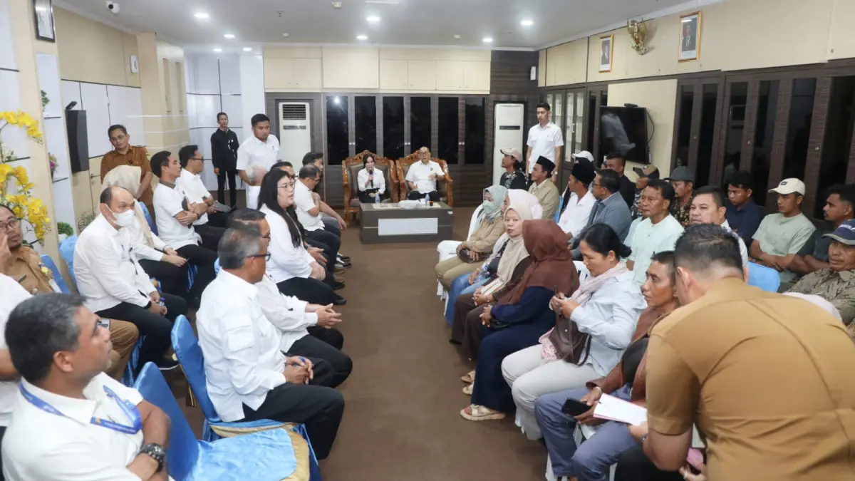 Puluhan warga yang tergabung dalam Aliansi Masyarakat Rempang Galang Bersatu (AMAR-GB) audiensi tertutup dengan Wakil Wali Kota Batam sekaligus Wakil Kepala BP Batam, Li Claudia Chandra di Kantor Wali Kota Batam, Selasa (21/7). F.M Sya’ban