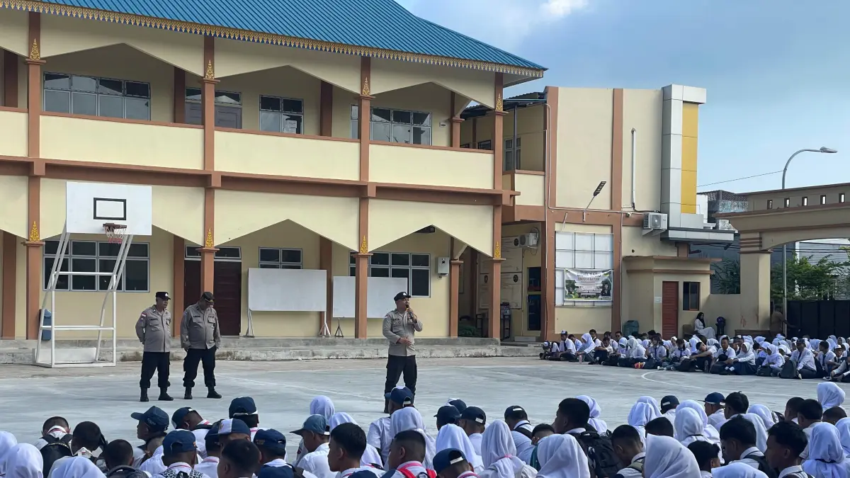  Satbinmas Polresta Barelang memberikan edukasi hukum dan pembentukan karakter kepada siswa baru SMK Negeri 4 Batam dalam kegiatan Masa Pengenalan Lingkungan Sekolah (MPLS), Senin (20/7). F. Istimewa.