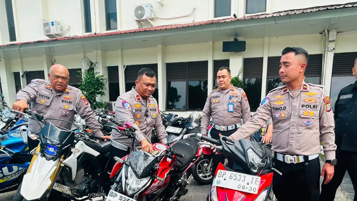 Kasat Lantas Polresta Barelang Kompol M. Afiditya Arief Wibowo beserta jajajran memberikan keterangan penindakan balap liar dan knalpot yang tidak sesuai  spesifikasi  teknis (brong) saat rilis di Mapolresta Barelang, Senin 20/7). F Cecep Mulyana/Batam Pos