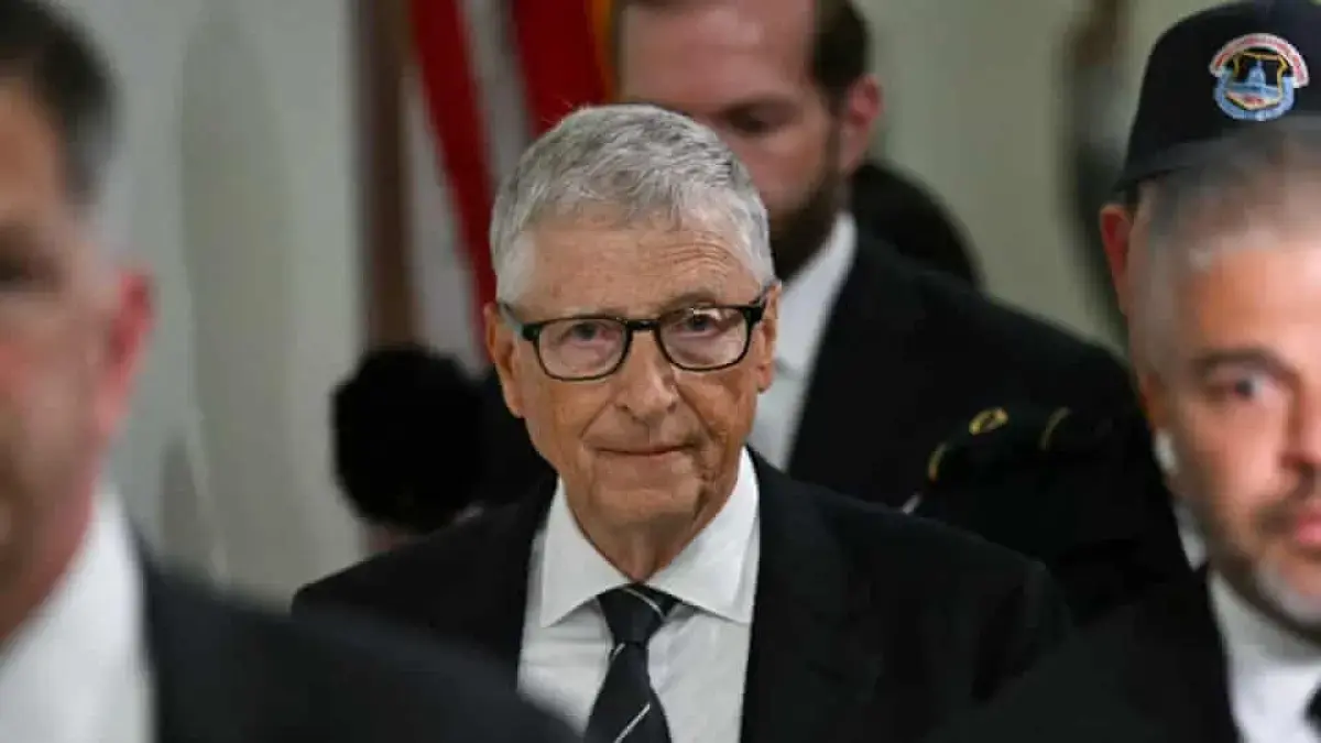 Bill Gates meninggalkan Gedung Capitol setelah memberikan kesaksian tertutup terkait hubungannya dengan Jeffrey Epstein / Foto: (The Guardian)