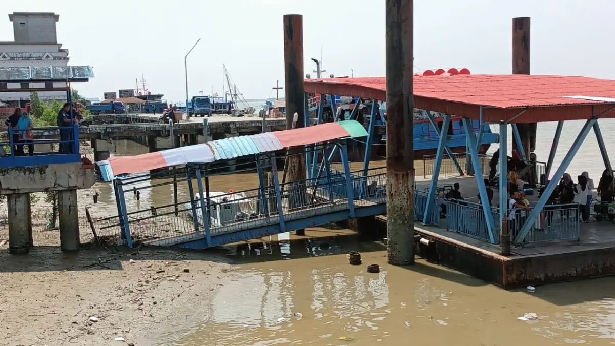 Jembatan Penghubung Pelabuhan Tanjungbatu Jatuh ke Laut, KSOP Siapkan Dermaga Alternatif Untuk Tetap Layani Penumpang. F Iman Sukarno untuk Batam Pos