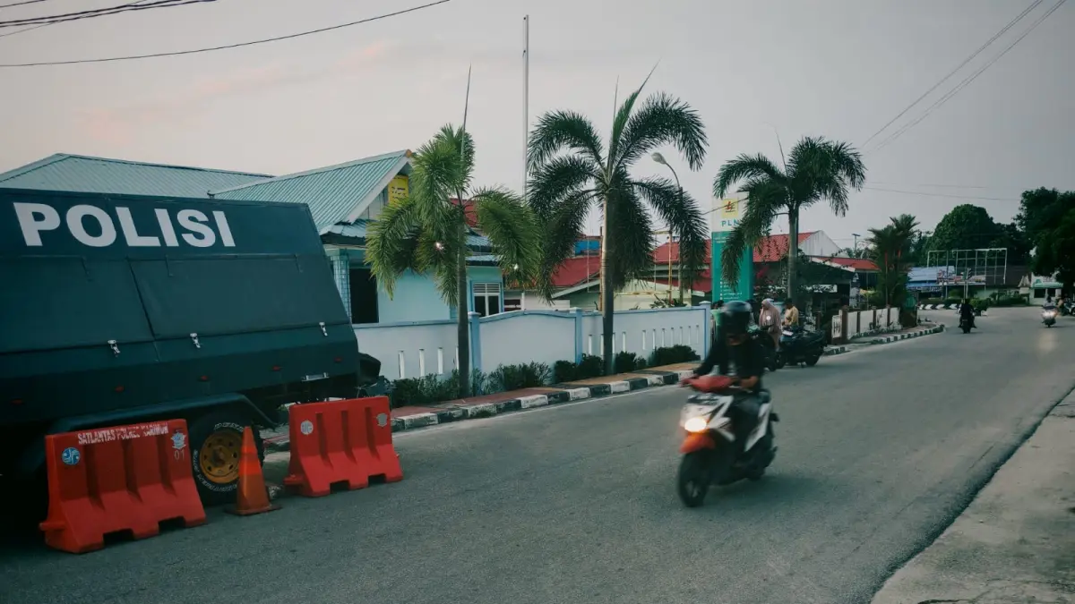 Kendaraan polisi dari Polres Krimun sedang siaga di Kantor ULP PLN Tanjungbalai Karimun, Selasa (21/7/2026) kemarin sore. F Sandi Pramosinto/Batam Pos
