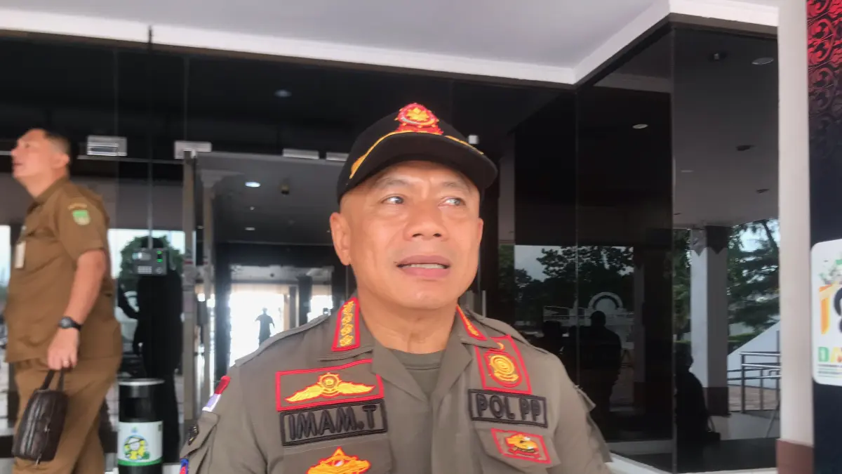 &nbsp;Kepala Satpol PP Kota Batam, Imam Tohari, saat ditemui Batam Pos di halaman Kantor Wali Kota Batam, Selasa (21/7). Foto: M. Sya