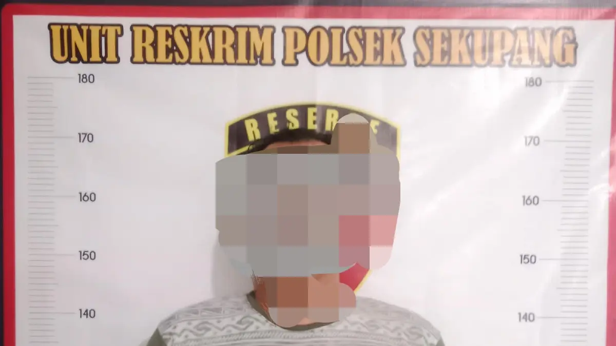 Pelaku DSR alias ASN, pelaku penggelapan di perusahaan tempatnya bekerja PT Pacific Atlantic Shipyard saat diamankan di Mapolsek Sekupang. F ist untuk Batam Pos