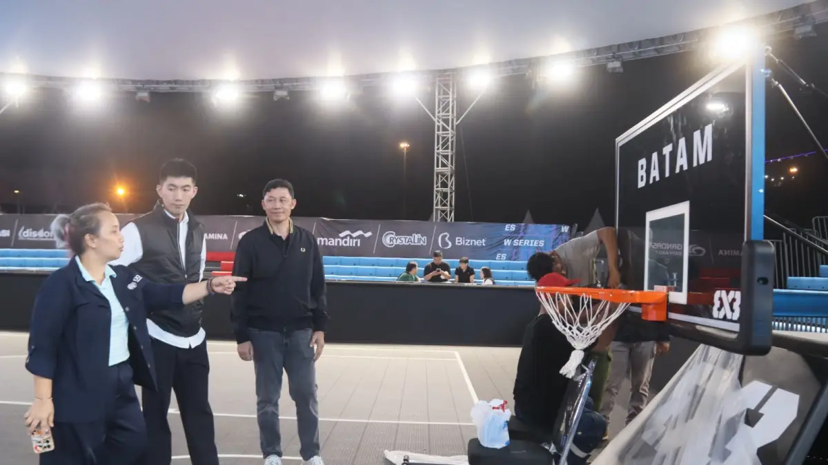 Ketua Badan 3×3 Perbasi Pusat, Nani Soer Budimansyah,&nbsp;bersama Ketua Persatuan Bola Basket Seluruh Indonesia (Perbasi) Kepri Suhadi Ketua Perbasi Batam Jumico meninjau persiapan untuk pertandingan basket internasional FIBA 3×3 Women’s Series dan FIBA 3×3 Challenger Putra yang akan digelar di Alun-alun Engku Putri Batamcenter, Selasa (21/7). F Cecep Mulyana/Batam Pos