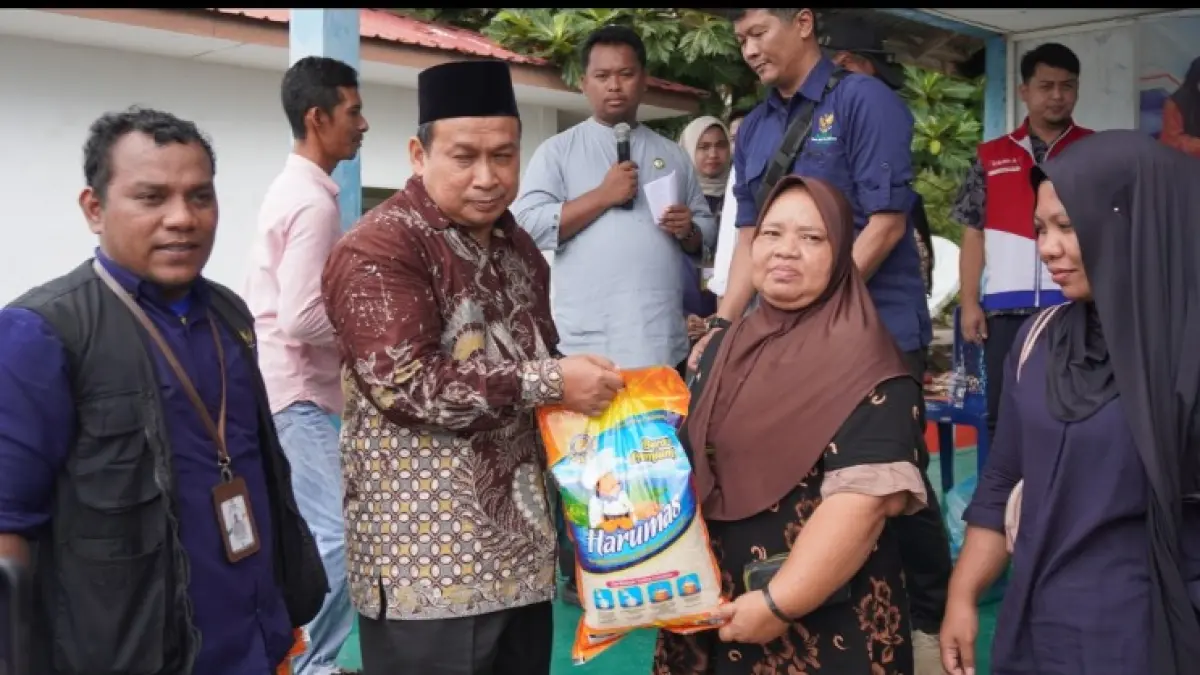 BAZNAS Kota Batam menyalurkan 500 paket sembako, 170 kaleng rendang daging, serta bantuan biaya hidup kepada masyarakat di Pulau Karas, Kecamatan Galang, dalam Program BAZNAS Berbagi Peduli Hinterland. F ist untuk Batam Pos