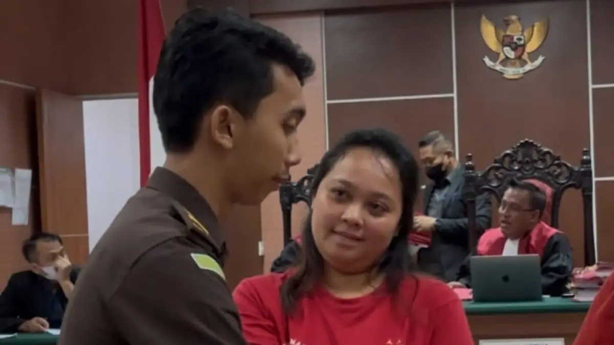 Caroline Parewang usai menjalani Persidangan di Pengadilan Negeri Batam, Selasa (21/7). F. istimewa
