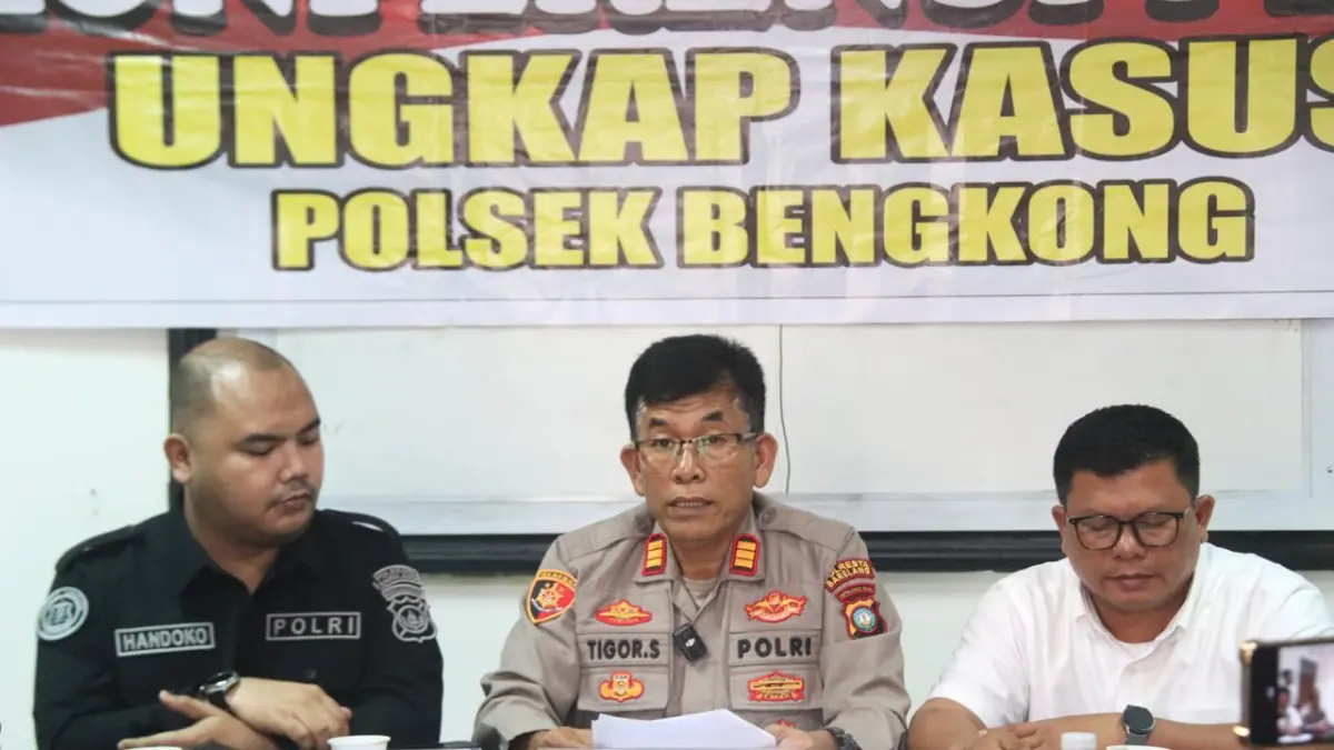 Kapolsek Bengkong AKP Tigor beserta jajaran memberikan keterangan  pengungkapan kasus penganiayaan saat rilis di Mapolsek  Bengkong, Rabu (22/7). F Cecep Mulyana/Batam Pos