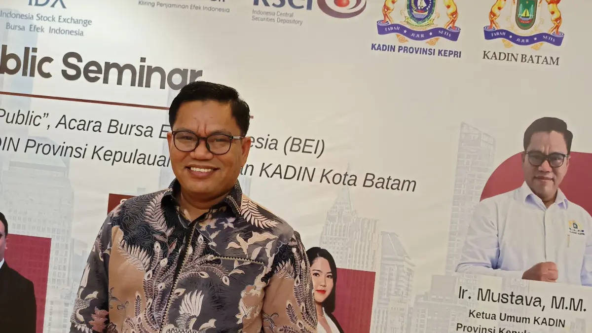 Ketua Kamar Dagang dan Industri (Kadin) Kepulauan Riau Mustava saat diwawancarai Batam Pos mengenai dorongan perusahaan lokal masuk bursa untuk mengurangi ketergantungan terhadap modal asing, Kamis (23/7). F. Jamaluddin/Batam Pos