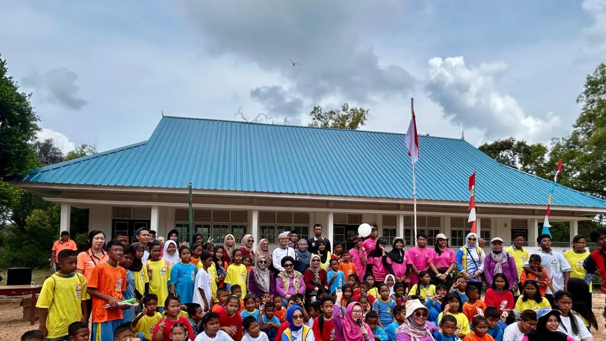 Ketua KKKS Batam Sri Chasanah Sudarsono (tengah) dan Panitia Foto bersama anak-anak dari Pulau Gara, Pulau Lingka, dan Pulau Bertam usai perayaan HAN 2026 di Pulau Bertam, Kamis (23/7/2026) siang. F Chahaya Simanjuntak/Batam Pos
