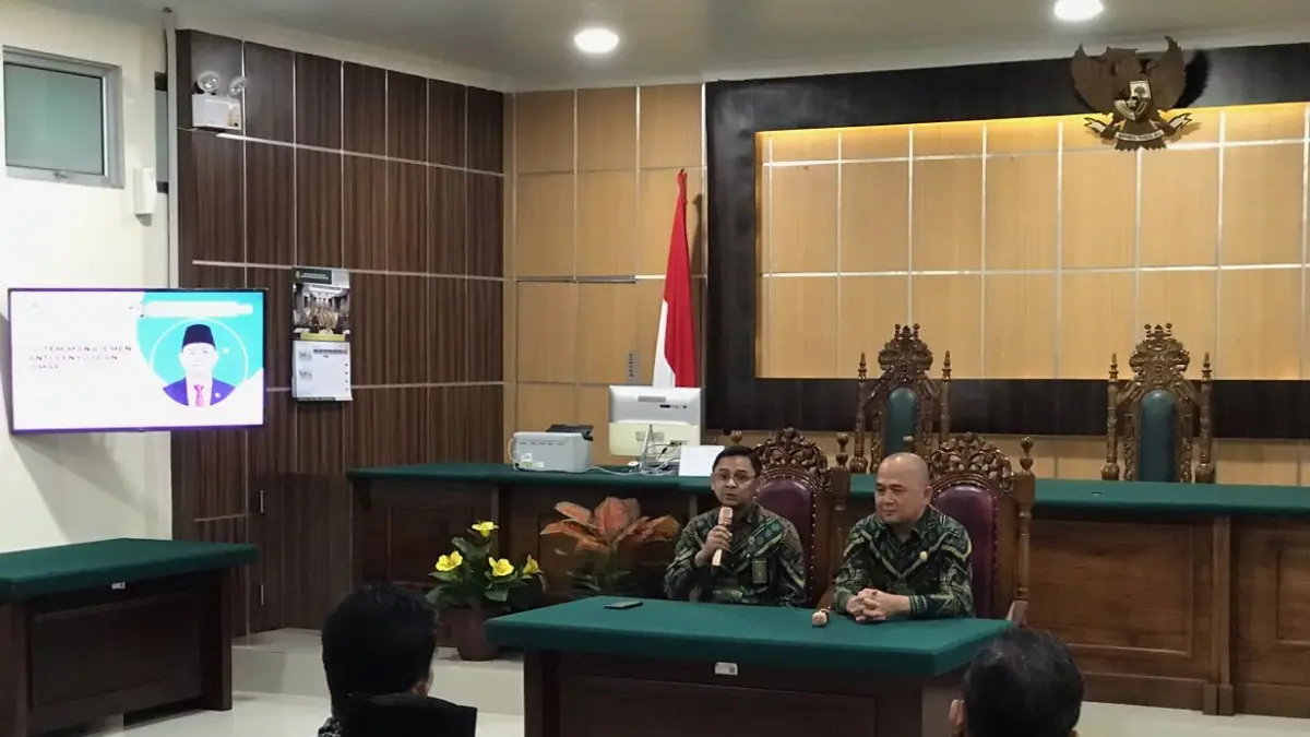 Ketua Pengadilan Agama Batam, Fakhrurazzi, memberikan sosialisasi Sistem Manajemen Anti Penyuapan (SMAP) kepada puluhan advokat dan mediator nonhakim di Aula Pengadilan Agama Batam, Kamis (23/7).