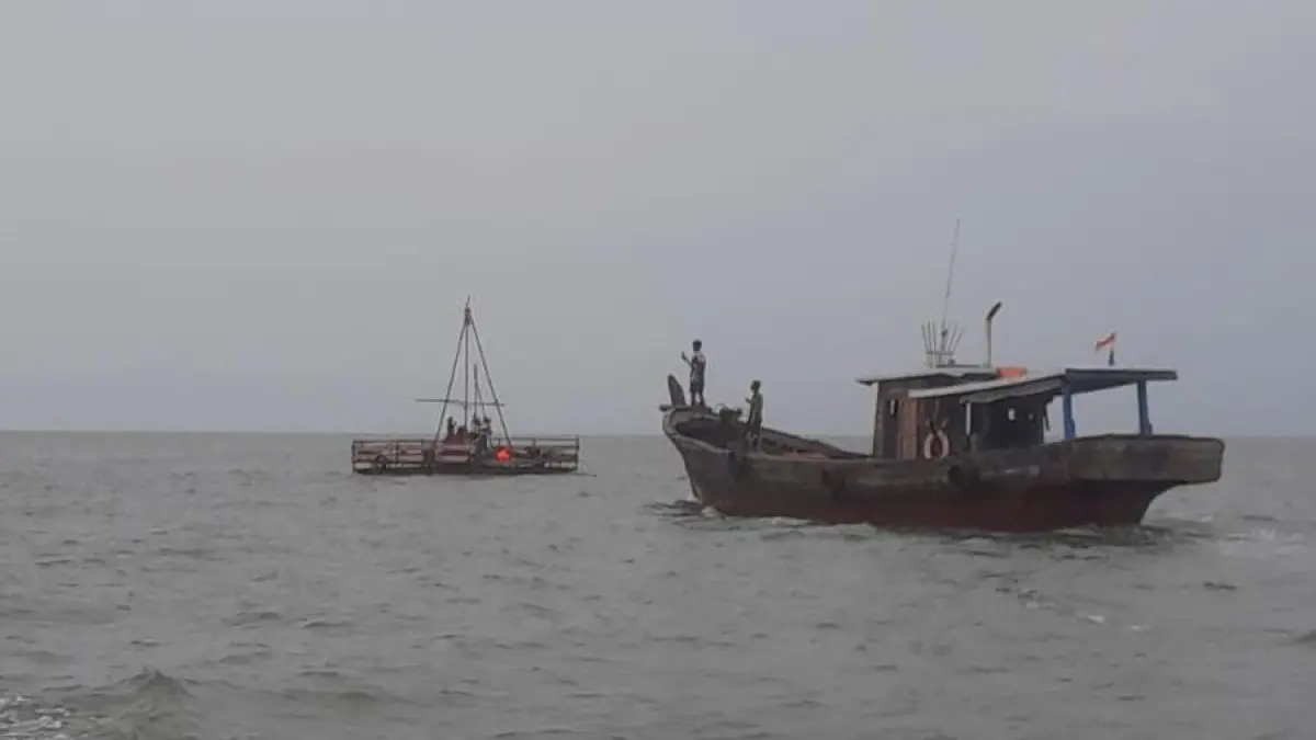 Nelayan mendatangi lokasi aktivitas pengambilan sampel yang dilakukan pihak perusahaan di kawasan tangkap nelayan di Pulau Buru, beberapa waktu lalu. F Rafi Ahmad untuk Batam Pos