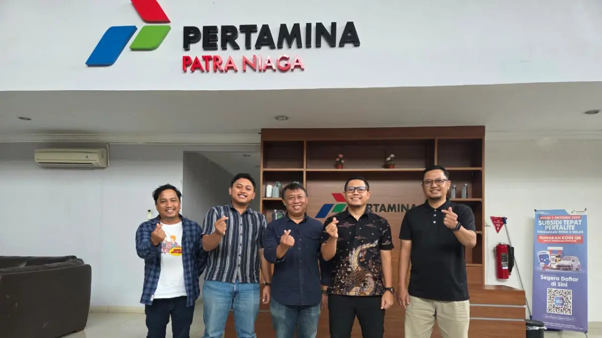 Direktur Batam Pos Yusuf Hidayat, Pemimpin Redaksi Batam Pos Fiska Juanda, dan Manager Iklan Agus Triono foto bersama dengan Sales Area Manager Pertamina Patra Niaga Kepri Bagus Handoko bersama Hanafi selaku Sales Branch Manager Bidang Fuel saat kunjungan ke Kantor Pertamina Patra Niaga, Rabu (22/7/2026) kemarin. F Yashinta/Batam Pos