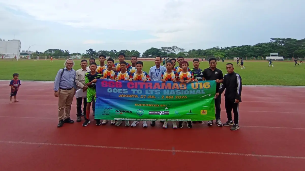 Pemain, pelatih, dan ofisial SSB Citramas U-16 berfoto bersama di Stadion Gelora Citramas sebelum bertolak ke Jakarta untuk mengikuti Liga TopSkor National Championship 2026. Foto: Eusebius Sara/Batam Pos