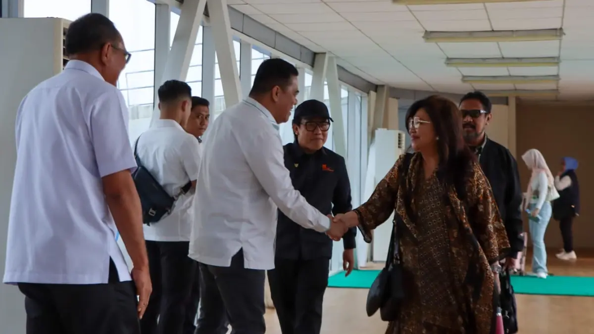 Sekda Bintan, Ronny Kartika menyambut rombongan Komisi VII DPR RI yang tiba di Bandara Raja Haji Fisabilillah, Tanjungpinang, Rabu (22/7/2026). F.Zoko untuk Batam Pos