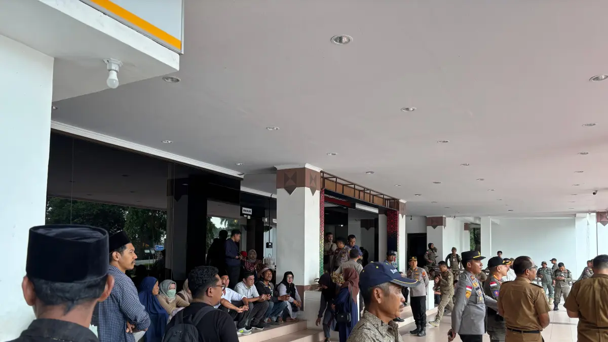 Suasana di Gedung Pemerintah Kota Batam saat masyarakat Rempang akan mengikuti audiensi dengan Pemerintah Kota Batam, Selasa (21/7). Foto: Istimewa.