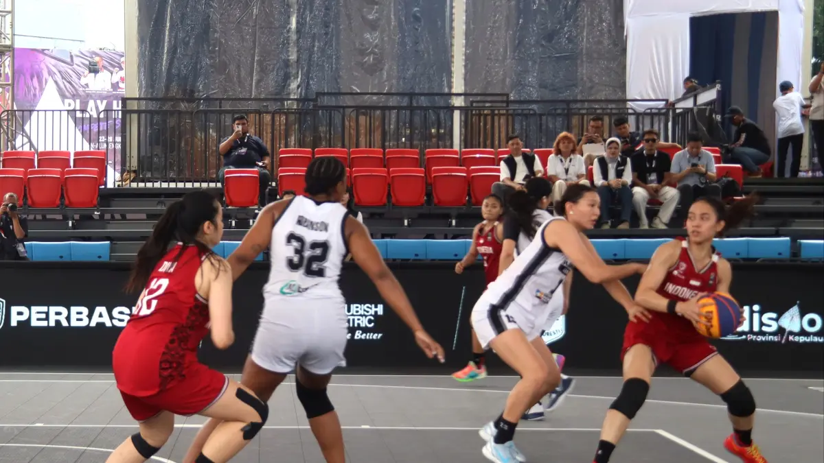 Tim Nasional Bola Basket 3x3 Putri Indonesia saat berlaga dengan tim Ulaabaatar Amazon pada pertandingan FIBA 3x3 Women