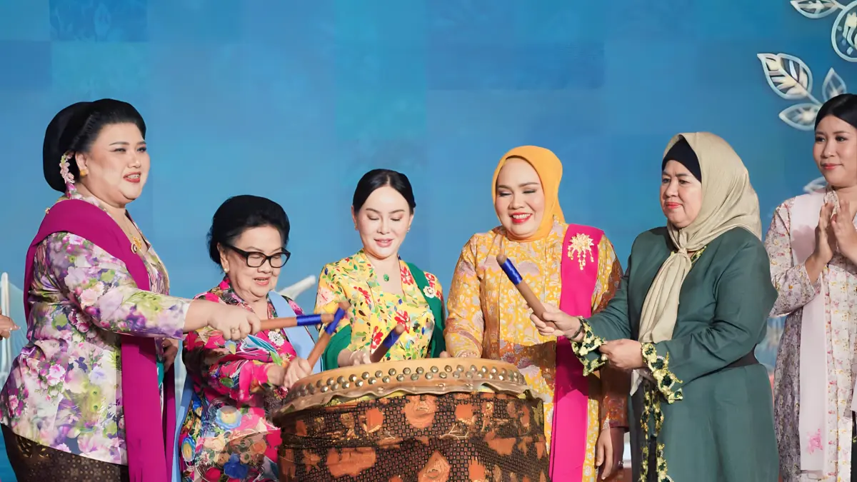 Wakil Kepala BP Batam Li Claudia Chandra bersama para Anggota/Deputi BP Batam dan Ketua Umum PIKORI BP Batam, Erlita Amsakar, menghadiri peringatan Hari Kebaya Nasional 2026 yang digelar di Balairung Sari BP Batam, Rabu (22/7).