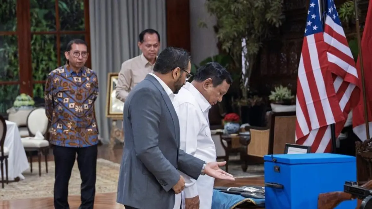Direktur FBI menyerahkan secara simbolis artefak budaya asal Indonesia kepada Presiden RI, Prabowo Subianto di Kertanegara, Jakarta Selatan, disaksikan Menteri Kebudayaan Fadli Zon, beberapa waktu lalu. F Kedubes AS di Jakarta untuk Batam Pos