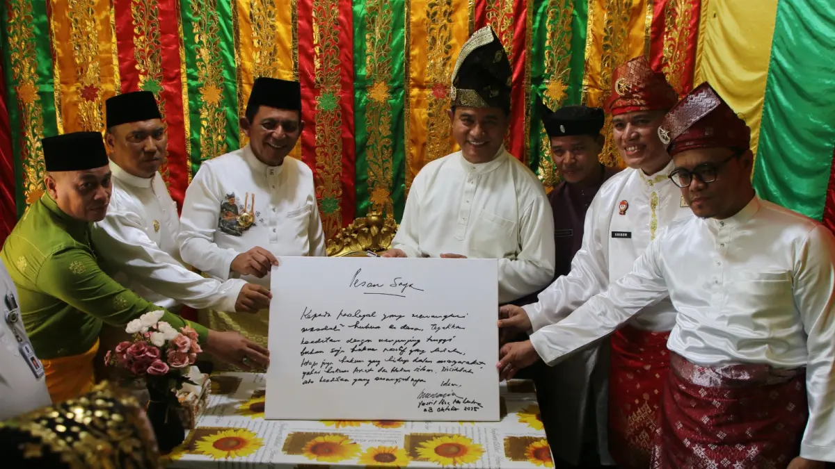 Edison Manik bersama Menteri Koordinator Bidang Hukum, Yusril Ihza Mahendra saat meresmikan Posbankum di Lingga. F. Kemenkum Kepri untuk Batam Pos