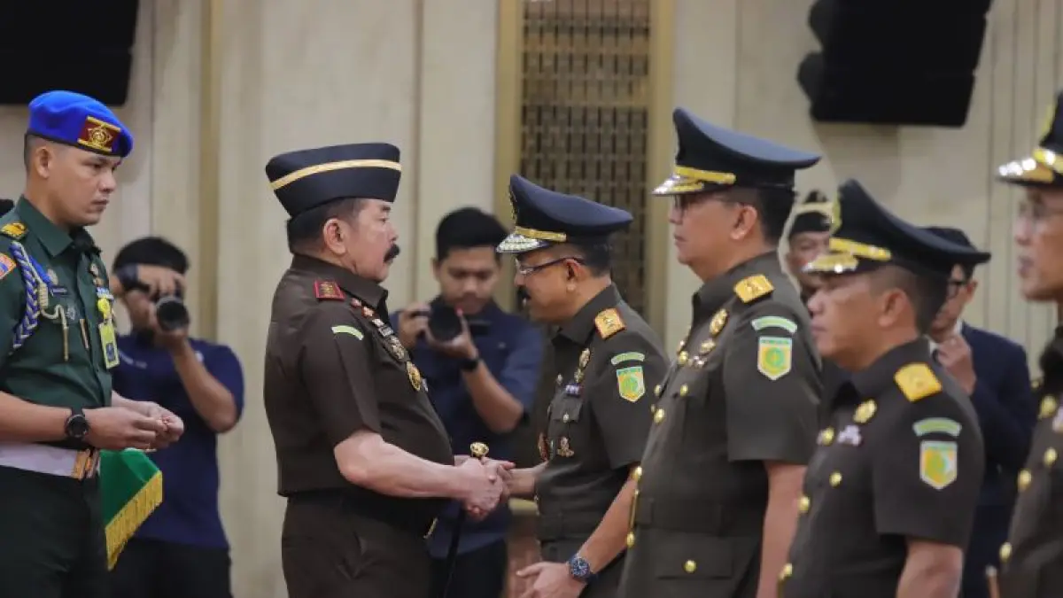 Jaksa Agung Muda Bidang Tindak Pidana Khusus (Jampidsus) Kuntadi (ketiga kanan) dalam prosesi pelantikan di Gedung Kejagung, Jakarta, Jumat (24/7/2026). ANTARA/HO-Kejaksaan Agung RI