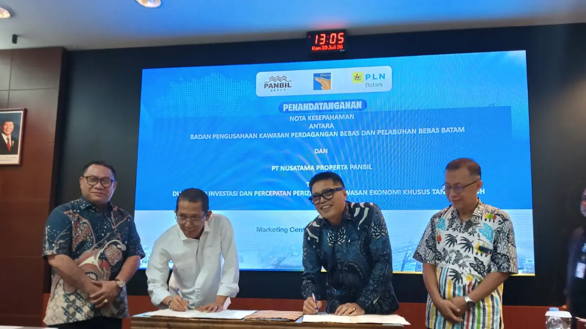 Johanes Kennedy Aritonang, Amsakar Achmad bersama dengan Fary Djemi Francis dan Kwinfo menunjukkan nota MoU.F. Iman S untuk Batam Pos