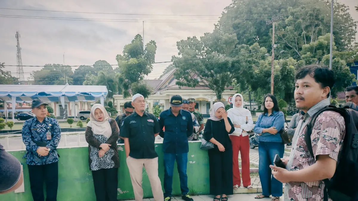 Kadishub Kabupaten Karimun, Tohap Siahaan cek lokasi parkir di Taman Bunga dan bertemu dengan Direktur PT MPK, Drahmenra Situmorang (kanan pakai tas baju batik). F Sandi Pramosinto/Batam Pos