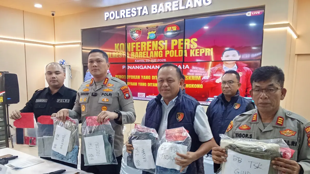 Kapolresta Barelang Kombes Pol Anggoro Wicaksono bersama Plt Kasat Reskrim, Kapolsek Bengkong dan jajaran memberikan keterangan penanganan kasus pengeroyokan dan penganiayaan saat rilis di Mapolresta Barelang, Kamis (23/7). F Cecep Mulyana/Batam Pos 