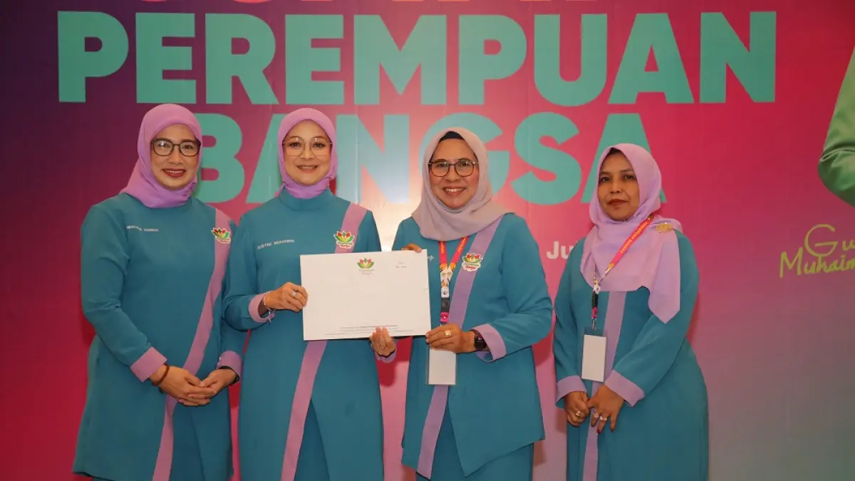 Ketua DPW Perempuan Bangsa Provinsi Kepulauan Riau, Helmiaty Basri,  dan jajaran pengurusnya usai dilantik. Foto: Istimewa 