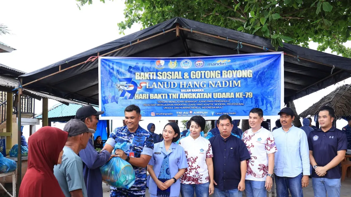 Komandan Lanud Hang Nadim, Letkol Pnb Indra Alexander Yosef Lessy, bersama jajaran menyerahkan bantuan sembako kepada warga Pantai Camar, Nongsa, dalam rangka Hari Bakti TNI AU ke-79, Jumat (24/7). Foto: Istimewa