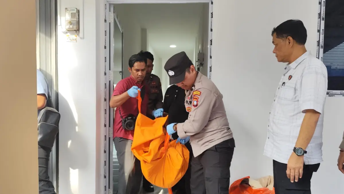 Petugas Kepolisian saat mengevakuasi korban yang ditemukan di dalam kamar kos Jalan Wiratno Tanjungpinang, Kamis (23/7). F. Mohamad Ismail/Batam Pos