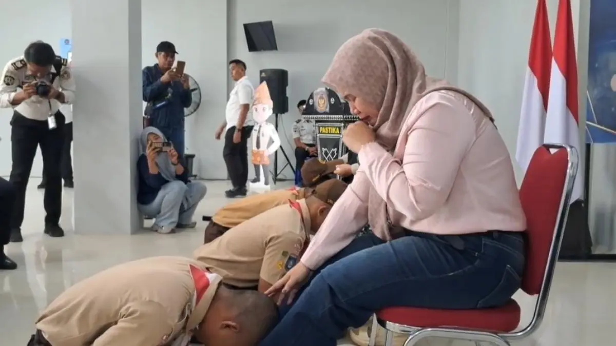 Sejumlah anak binaan bersimpuh memohon maaf dan membasuh kaki orangtua saat kegiatan pemberian remisi dalam peringatan HAN 2026 di LPKA Batam di Kampung Banjar, Kecamatan Gunung Kijang, Bintan pada Kamis (23/7/2026). F.Kiriman Marto untuk Batam Pos