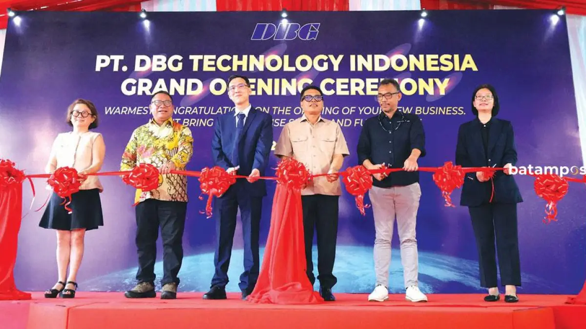 Deputi Bidang Investasi BP Batam, Fary Djemy Francis, bersama jajaran manajemen DBG Techno­logy Co., Ltd memotong pita peresmian fasilitas manufaktur PT DBG Technology Indonesia di Panbil Industrial Estate, Batam, Senin (20/7). Foto: Humas BP Batam untuk Batam Pos